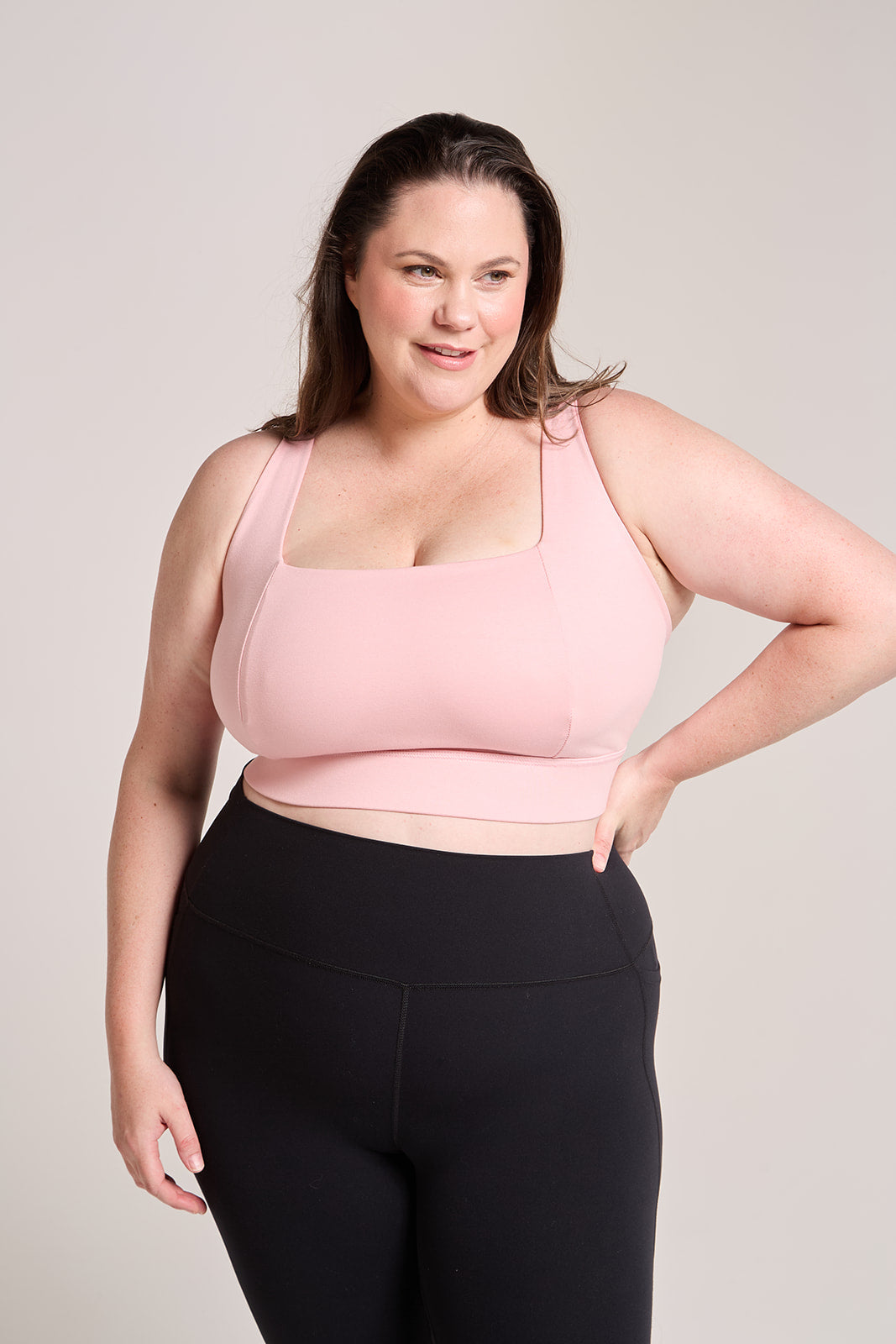 Amelia wears size 16 (usually 16HH)