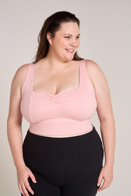 Amelia wears size 16 (usually 16HH)