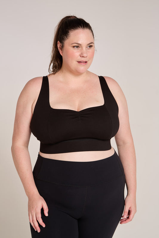 Amelia wears size 16 (usually 16HH)